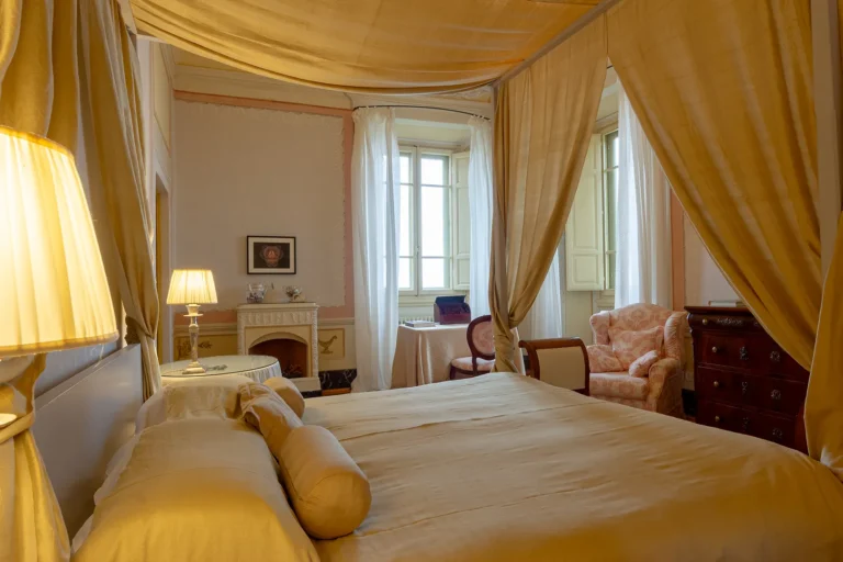 Villa di Tizzano Luxury holiday tuscany Suite bed room 01