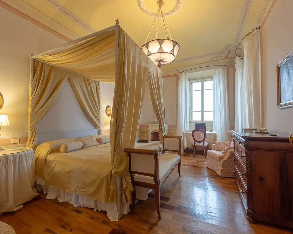 Villa di Tizzano Luxury holiday tuscany Suite bed room 03